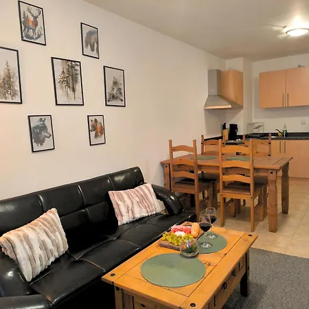 Pine's - Cozy With Free Bottle Of Wine, Private Wifi, Free Parking Lägenhet